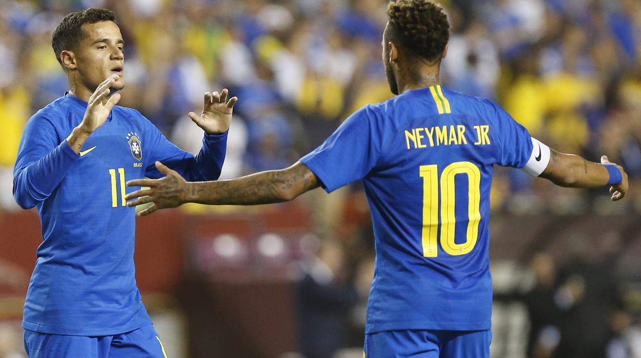 Coutinho y Neymar celebran un gol