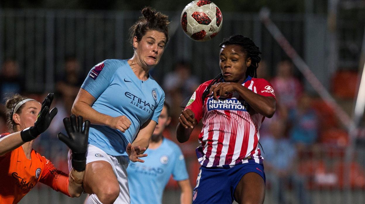 Ludmila Da Silva del Atlético y Bardsley y Jen Beattie del Manchester City