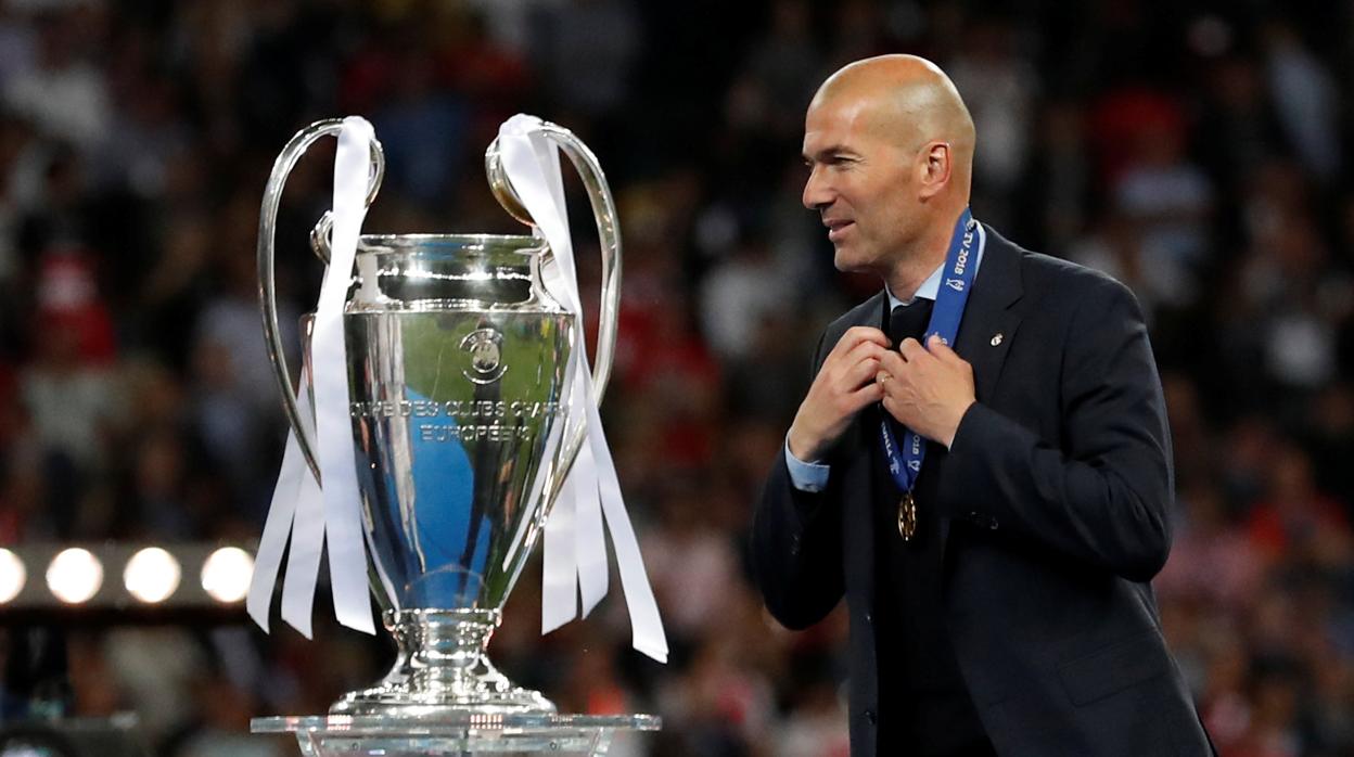 Zidane junto a la Champions League que ganó este año el Real Madrid