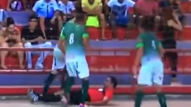 La brutal agresión de un jugador de fútbol sala a un árbitro