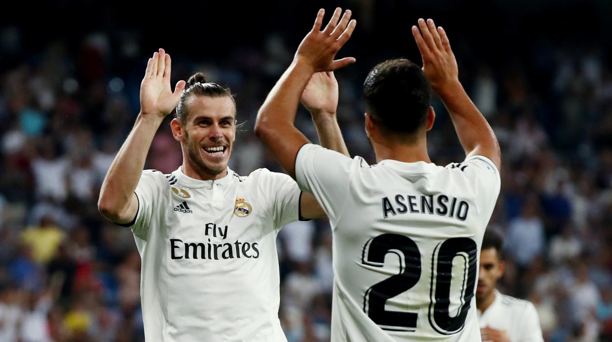 Asensio y Bale celebran un gol en el Santiago Bernabéu