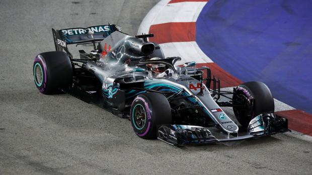 Hamilton voló con su Mercedes y saldrá desde la 'pole' en Singapur