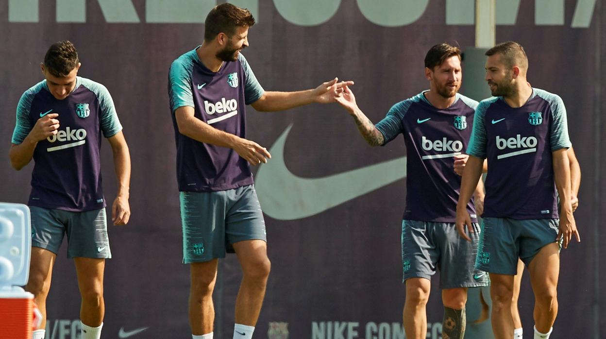 Munir, Piqué, Messi y Jordi Alba bromean durante un entrenamiento