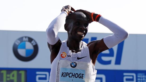 Kipchoge marca un nuevo récord mundial de maratón