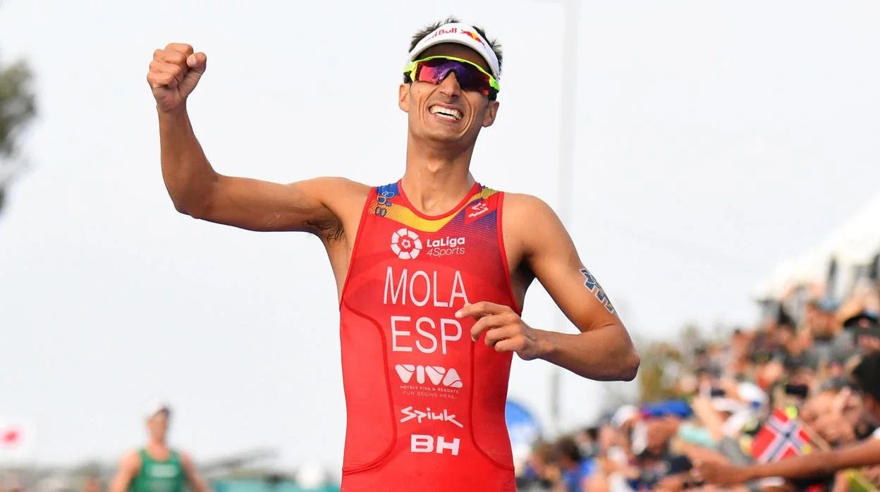 Mario Mola celebra su triunfo en Gold Coast de Australia