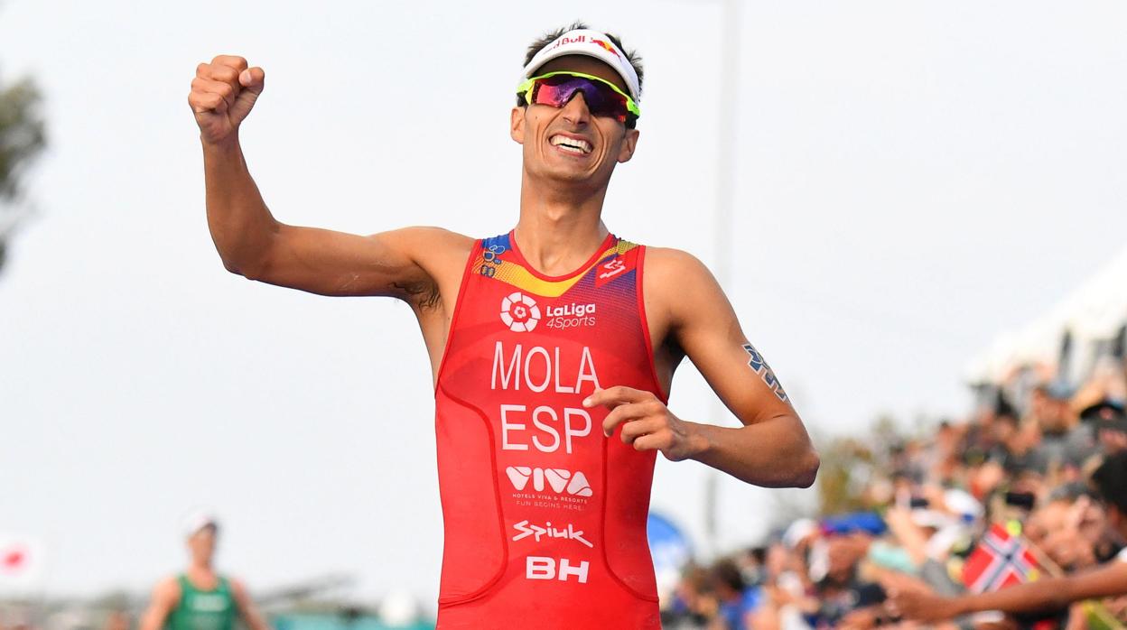 Mario Mola celebra su triunfo en Gold Coast de Australia