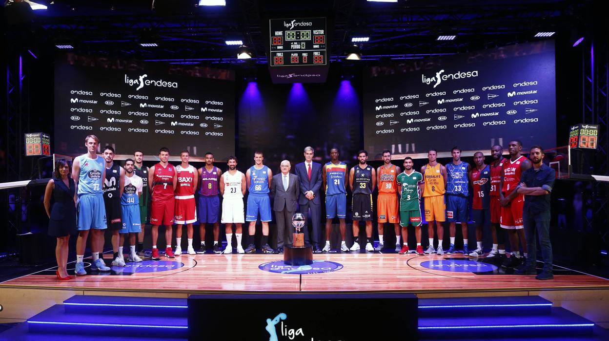 Foto de familia de la presentación de la ACB