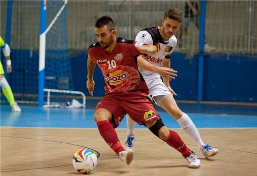 En la imagen, Álex, de ElPozo, conduce el balón