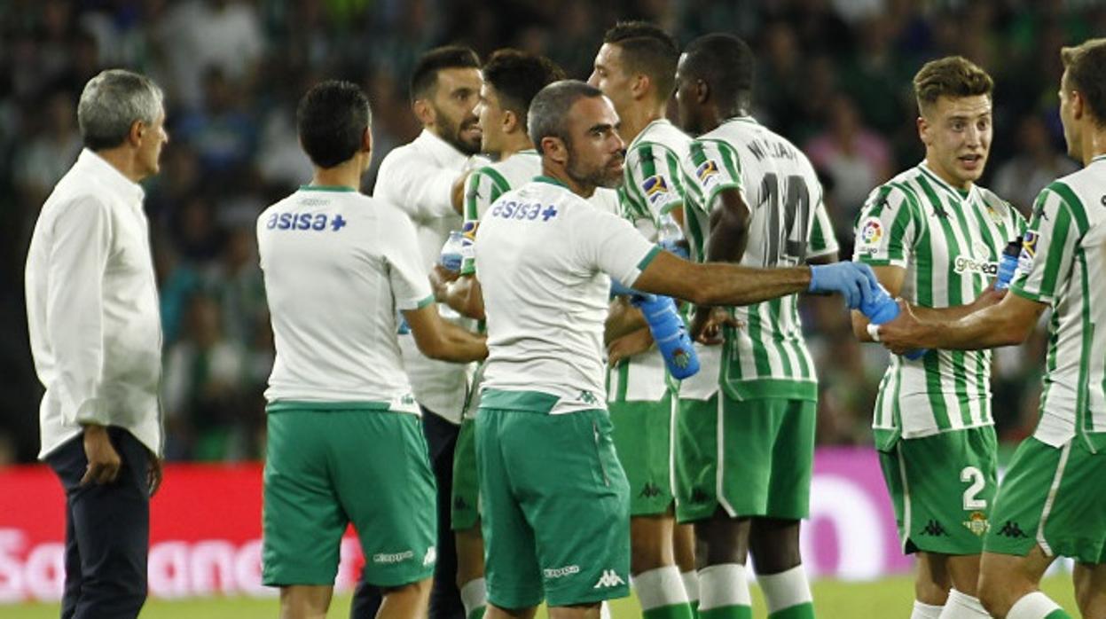 Los jugadores del Betis se refrescan durante el debut de Liga ante el Levante