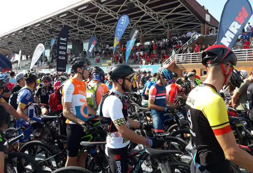 Cientos de ciclistas en los momentos premios al inicio de la travesía Madrid-isboa