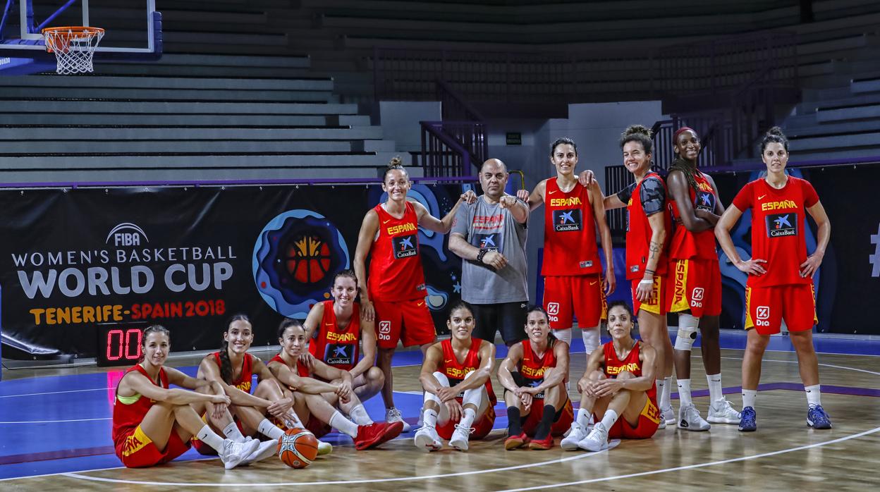 Las jugadoras de España y el seleccionador posan antes del estreno ante Japón