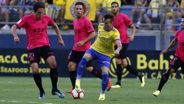 El Alcorcón se impone al Cádiz con dos goles seguidos de Juan Muñoz