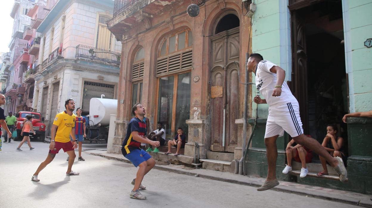 Varios aficonados improvisan un partido en las calles de La Habana