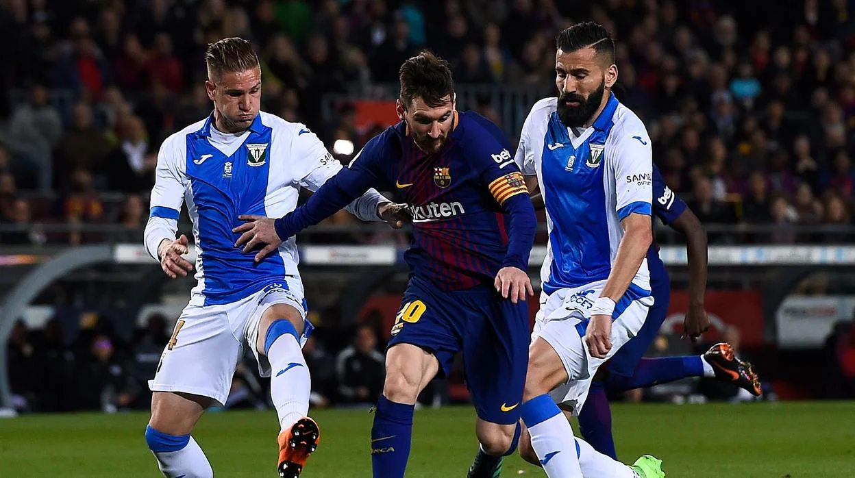 Messi presionado por dos rivales en el partido entre Barcelona y Leganés en el Camp Nou, durante la pasada campaña
