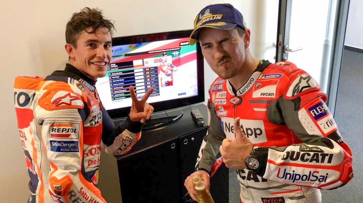 Márquez llama a Lorenzo tras la polémica primera curva de Aragón