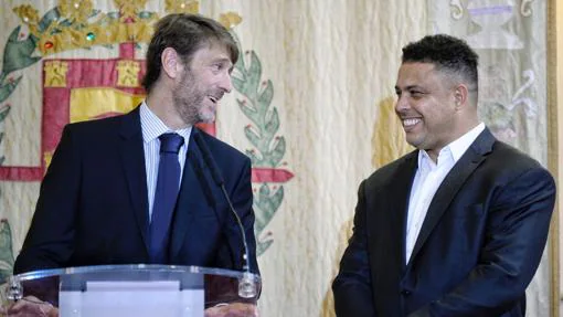 Ronaldo Nazario junto al antiguo presidente del Valladolid, Carlos Soler