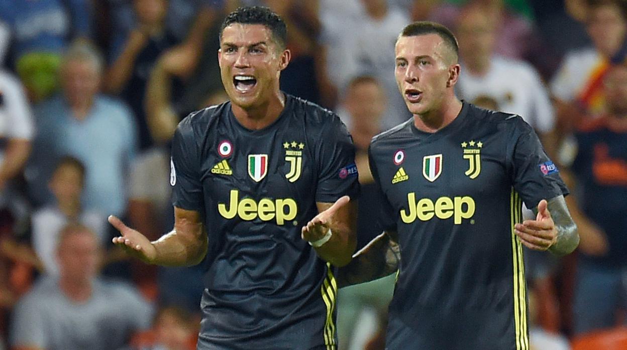 Cristiano Ronaldo, junto a su compañero Federico Bernardeschi, protesta la expulsión en Mestalla