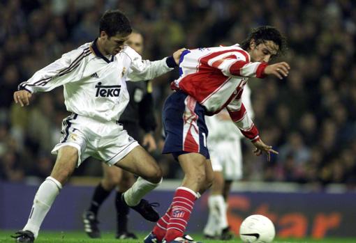 José Mari y Raúl González en un derbi de la temporada 99/00