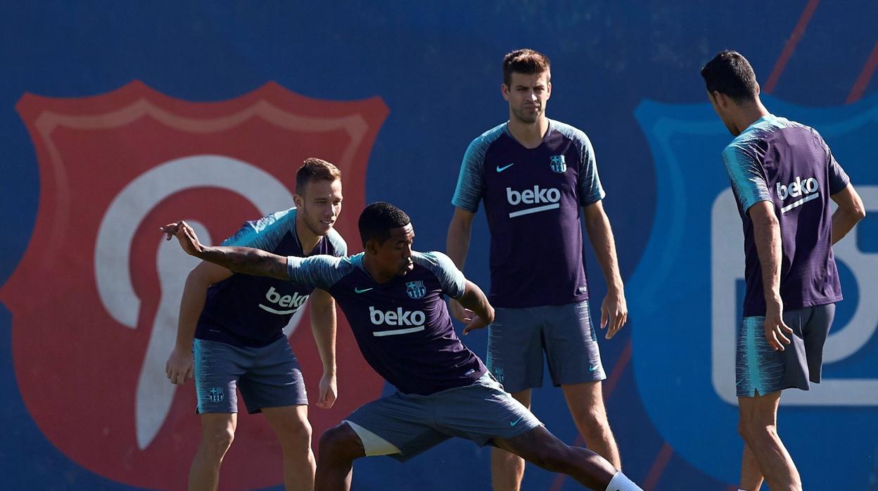 Piqué en un rondo entre Arthur, Malcom y Busquets en el entrenamiento de este pasado sábado