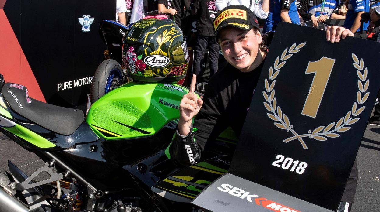 Ana Carrasco tras proclamarse campeona del mundo en la categoría de Supersport 300, en el circuito de Magny-Cours (Francia)
