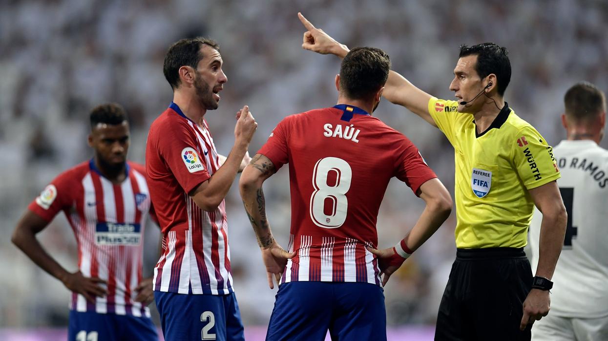 Godín y Saúl protestan al árbitro del derbi