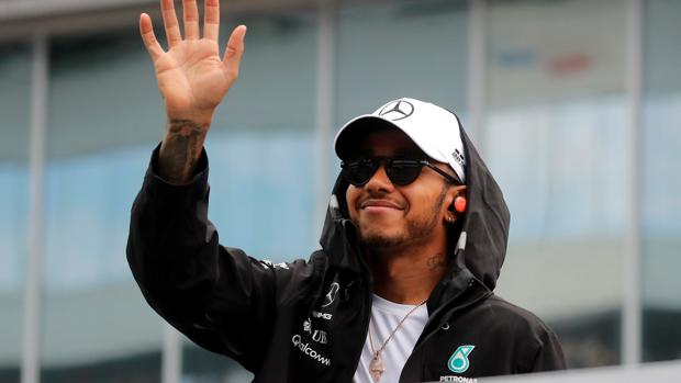 Una orden de equipo le da el triunfo y medio mundial a Hamilton