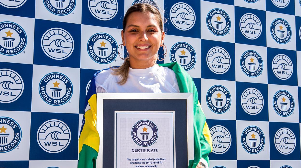 Maya Gabeira luce el certificado de récord Guinness tras surfear una ola de 20 metros