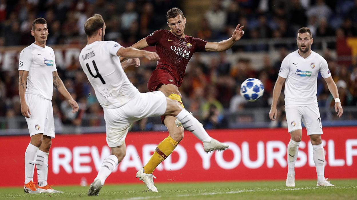 Dzeko impulsa a la Roma con tres goles