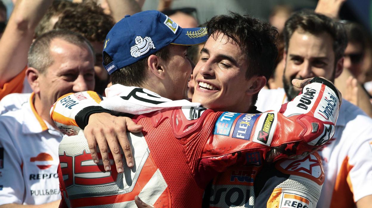 Jorge Lorenzo y Marc Márquez se abrazan tras un Gran Premio de 2017