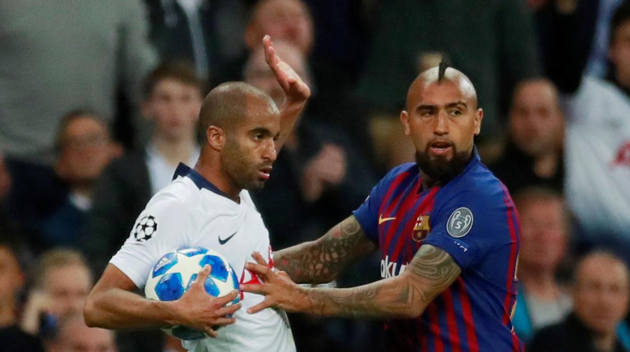 Arturo Vidal durante un lance del partido en Wembley