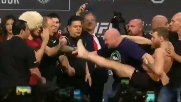 McGregor y Khabib, a punto de llegar a las manos en el pesaje