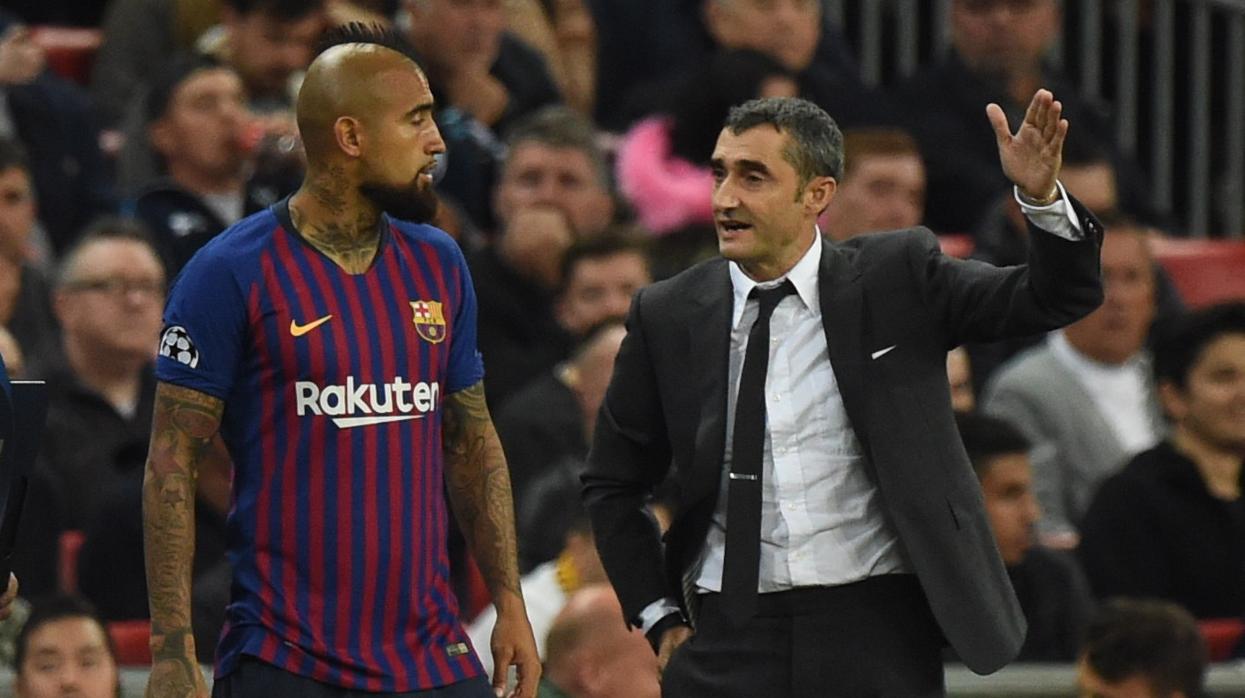 Valverde da instrucciones a Vidal en un partido del Barça