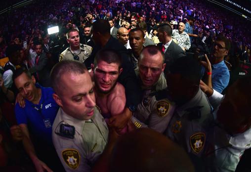 Khabib, escoltado por la policía