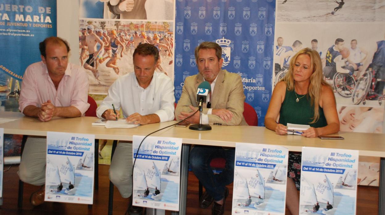 300 regatistas en Cádiz, en el Trofeo de la Hispanidad de Optimist