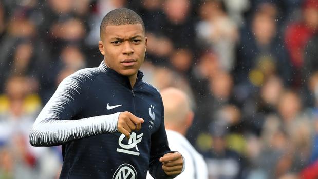 Mbappé salva un empate contra Islandia