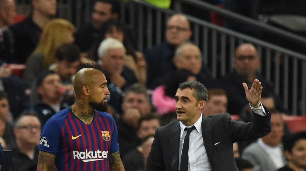 Ernesto Valverde le da instrucciones a Arturo Vidal durante un partido
