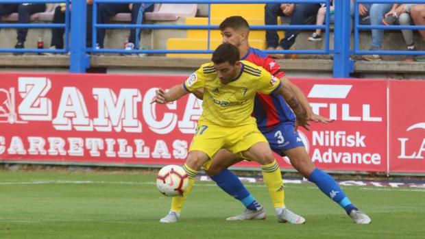 El Extremadura remonta al Cádiz y logra su primera victoria como local