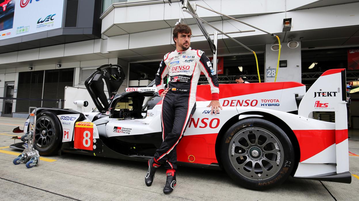 Fernando Alonso, junto al coche con el que compite en Fuji