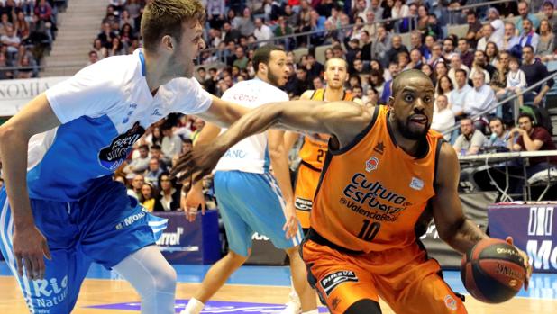 El Valencia vence al Obradoiro con un triple sobre la bocina