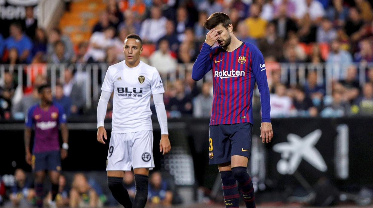 Piqué se lamenta tras el gol encajado en Mestalla