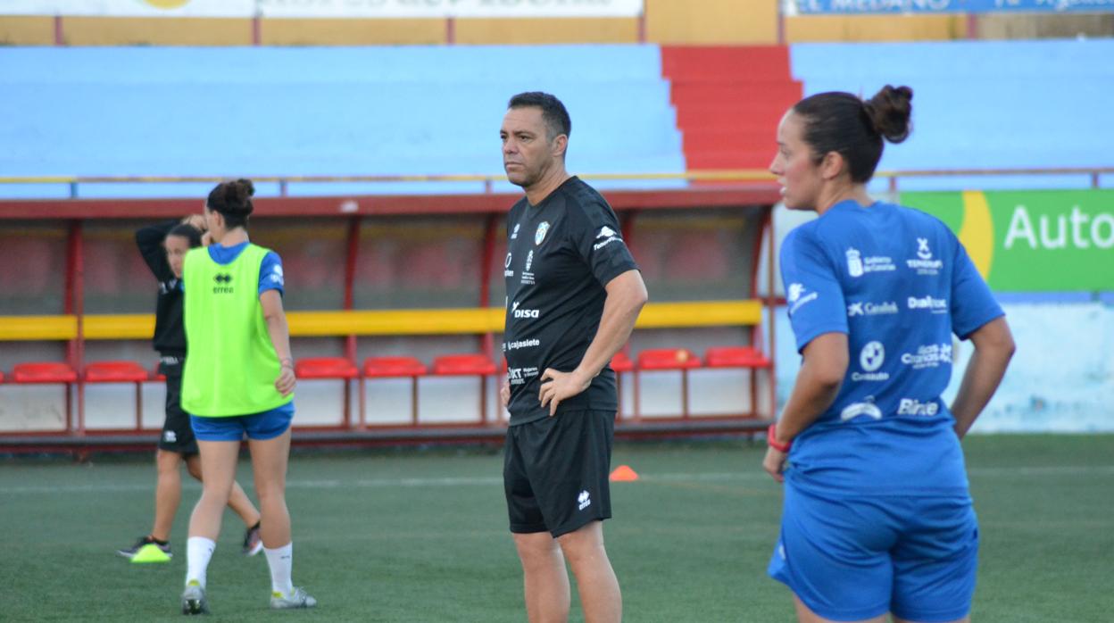 Pier dirige una sesión de entrenamiento del Granadilla