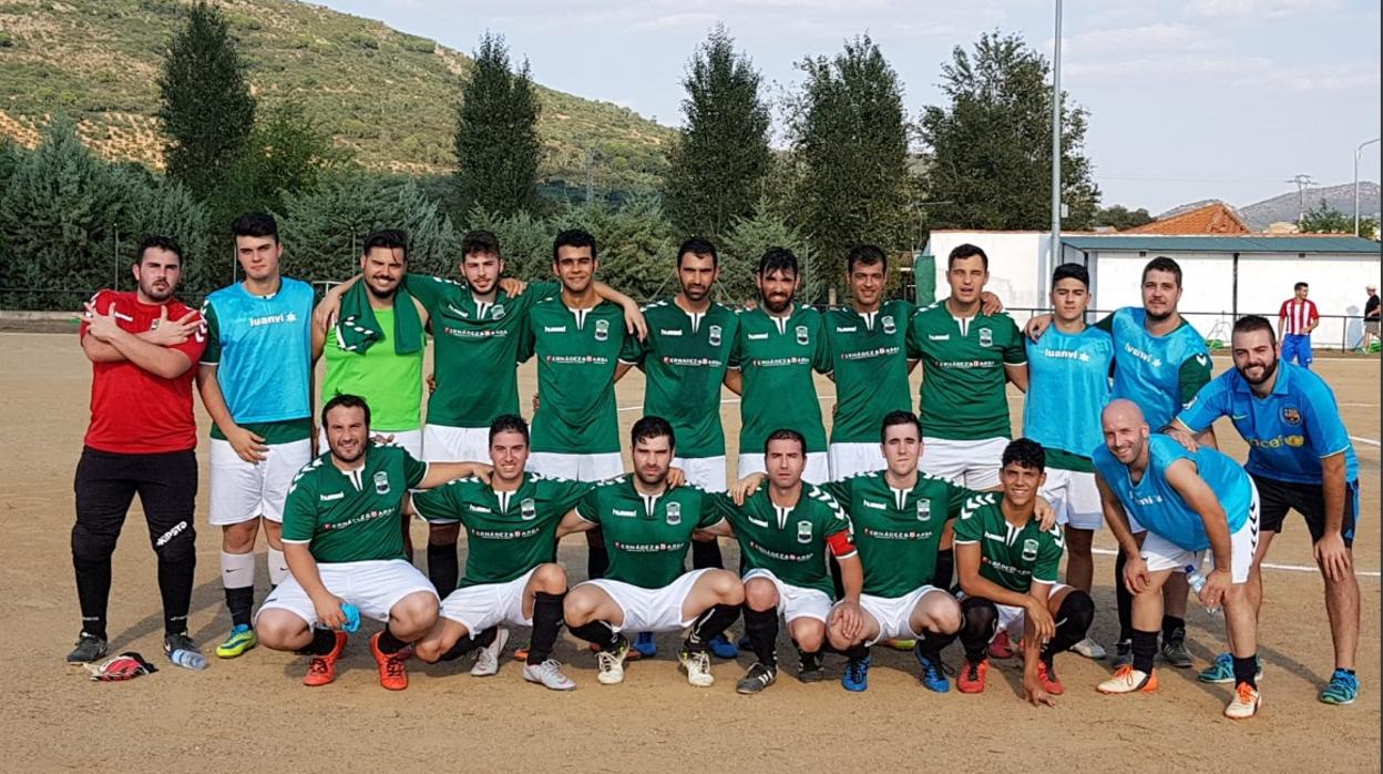 Javi Yegros, de rojo, junto a la plantilla del CD Pedrusco