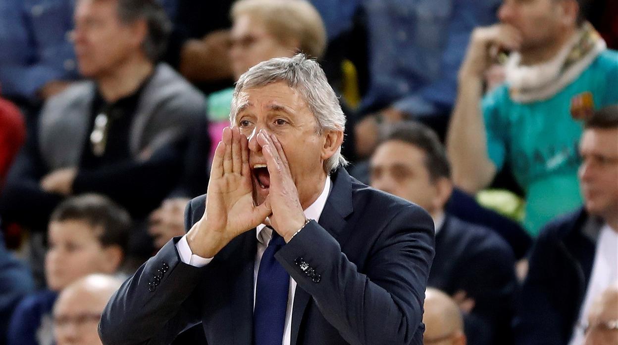 Pesic da instrucciones durante un partido