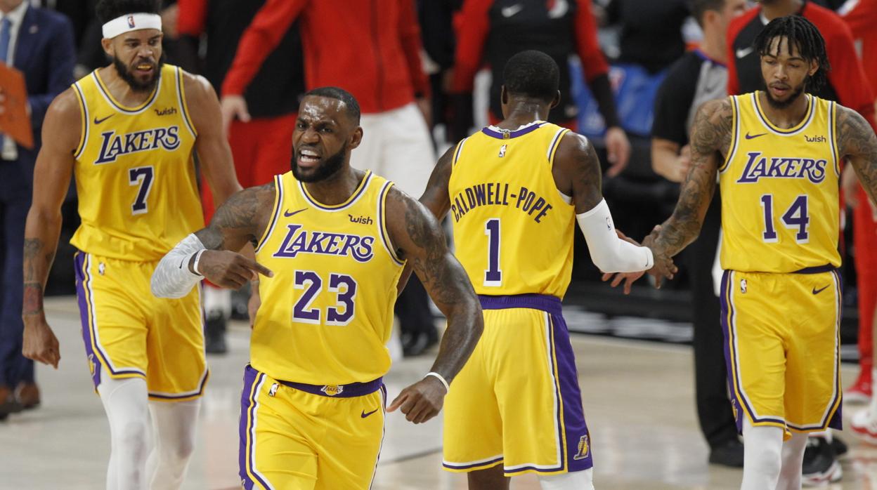 LeBron, junto a sus compañeros, durante el partido