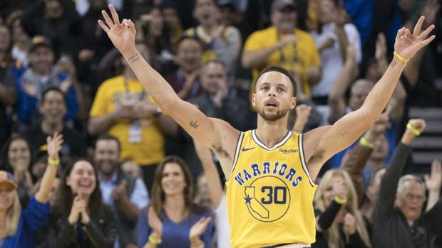 Stephen Curry firma un partido de leyenda