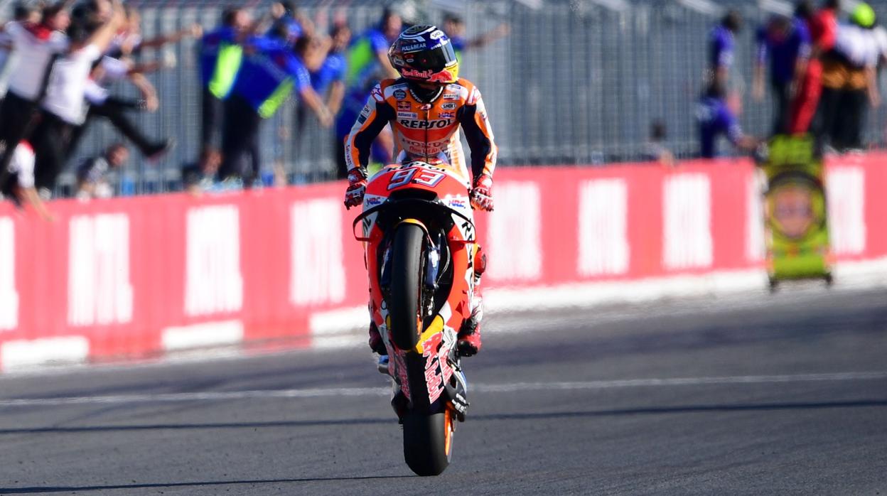 Marc Márquez cruza la línea de meta del Gran Premio de Japón de 2018