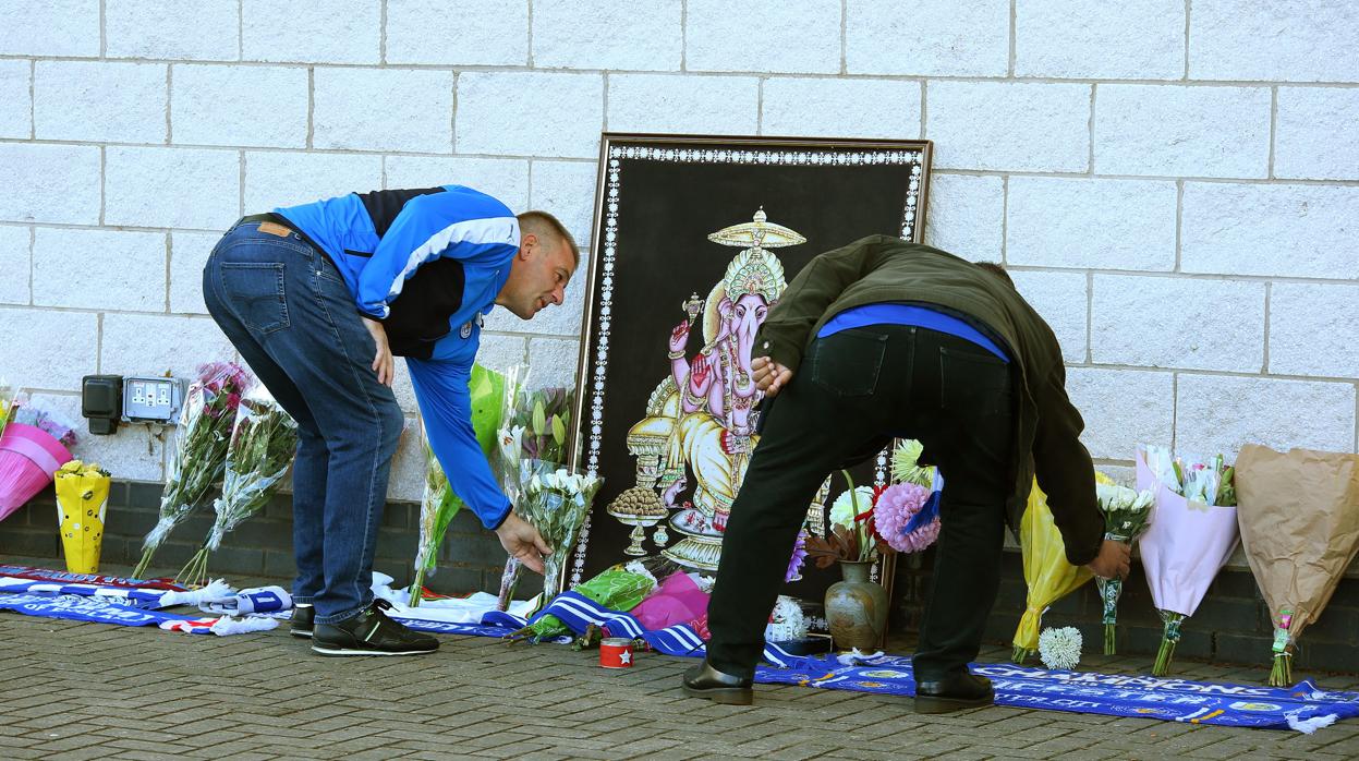 Aficionados del Leicester, en un altar improvisado en el King Power Stadium