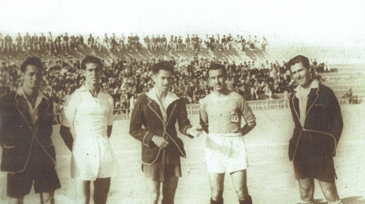 El capitán del Madrid, Félix Huete, a la izquierda y el del Melilla, José Parrilla, a la derecha, en 1944.