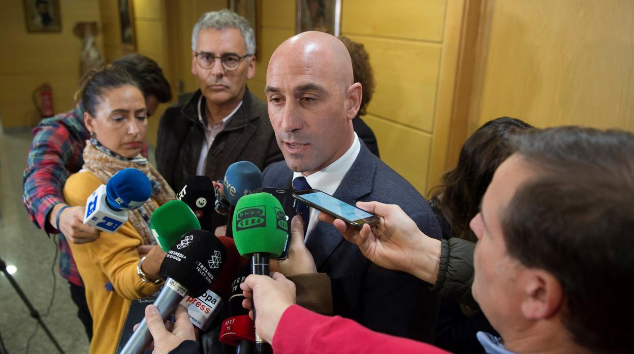 Rubiales atiende a los medios de comunicación