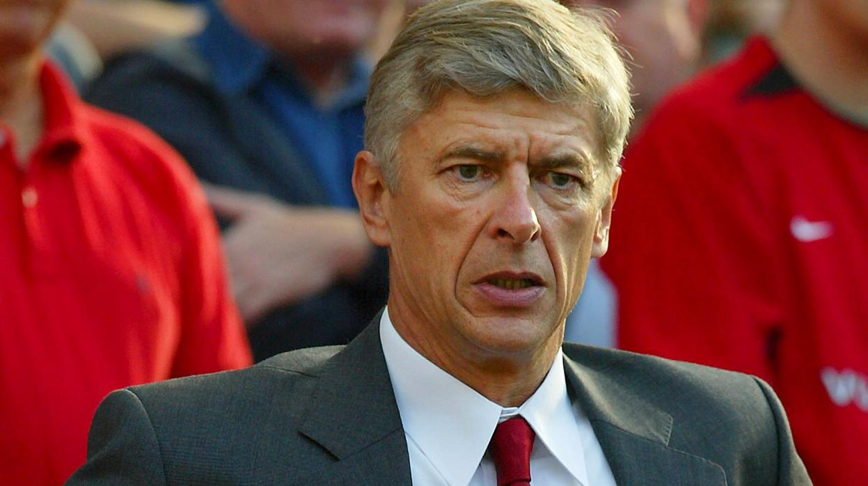 Arsene Wenger, dirigiendo un partido en su etapa como entrenador del Arsenal